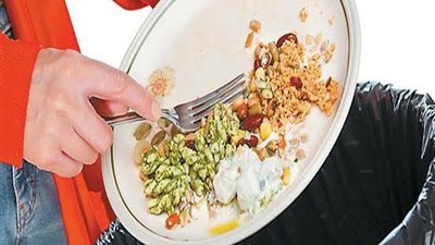 الإفتاء: إلقاء بقايا الطعام في القمامة 