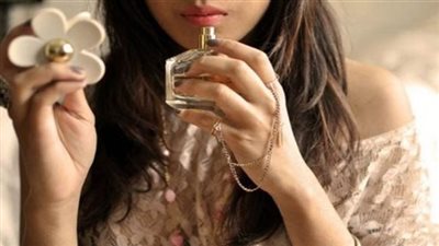 الإفتاء: يجوز للمرأة وضع العطر حال ذهابها إلى المسجد بشرط!