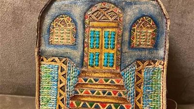 سارة مؤمن.. موهبة حوّلت حقائب الجلد النسائية إلى تحفة نوبية