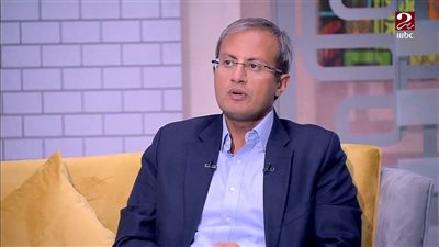 فيديو| هل هناك علاج لـ شلل الرعاش؟.. استشاري مخ وأعصاب يجيب