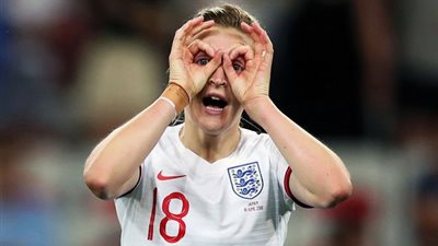 كيف علق أساطير ونجمات الرياضة على اعتزال إيلين وايت؟