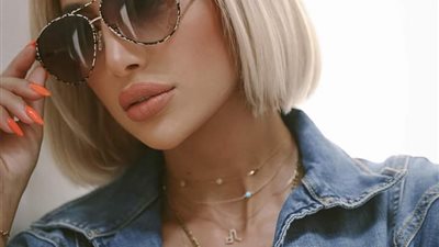 صور| بـ«ميني جيب» وصدر مكشوف.. مودل روز تحتفل بعيد ميلادها