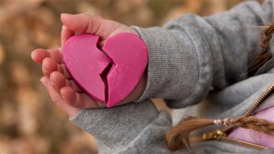 كيف تحمي نفسك من الابتزاز العاطفي؟.. فيديو جراف