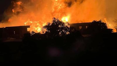 صور| حريق هائل يلتهم استوديوهات سينمائية في شبرامنت وإصابة 4 أشخاص