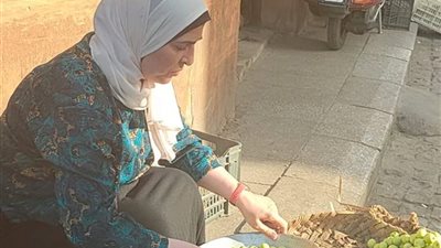  نشوى الحوفي تبيع الزيتون في شارع المعز