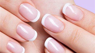 هل الصلاة مع وجود طلاء الأظافر حرام؟.. الإفتاء تجيبك