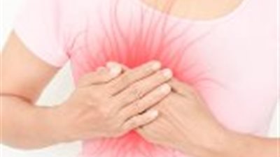 احذري.. هذه الأخطاء تزيد احتمالية إصابتكِ بسرطان الثدي (فيديو جراف)