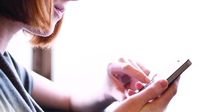 «الإفتاء» توضح حكم تجسس الزوجين على بعضهما عبر مواقع التواصل