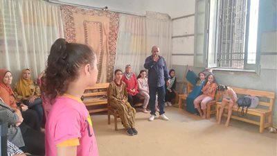 المخرج محمد صابر يُشارك في تدريب فريق مسرحي من البنات بسوهاج