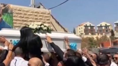 فيديو| مشيعو جثمان جورج الراسي يغنون في جنازته