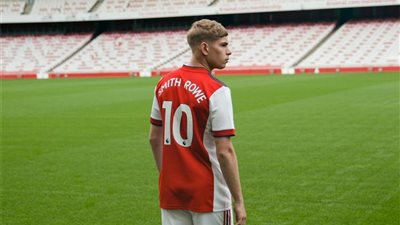 صور| لفتة إنسانية.. إيميل سميث يفاجئ مشجعة آرسنال بزيارة خاصة