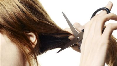 تفسير رؤية قص الشعر في المنام للعزباء والمتزوجة والحامل