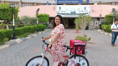 فيديو| كرمها محافظ الإسكندرية.. إليك قصة كفاح «فتاة الديلفري»