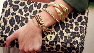 النشالة المحترفة تستعين بطفلها لسرقة محل مجوهرات في الجيزة.. ما القصة؟