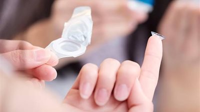 الإفتاء توضح حكم ارتداء العدسات اللاصقة والملونة