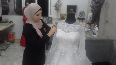 صور| مها المناخلي.. خياطة بارعة بدرجة ماجستير في القانون