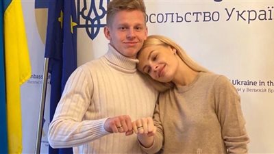 صور| زوجة زينتشينكو تُبهر متابعيها بإطلالة مذهلة بقميص آرسنال