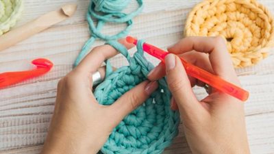 فاطمة محمد.. أستاذة إنجليزي تتألق في فن الكروشيه