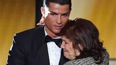 والدة كريستيانو رونالدو تُثير الجدل بصورة لنجلها