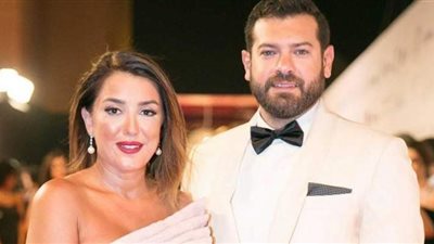 كندة علوش تنهار من البكاء في مهرجان فينيسيا.. وهذا موقف عمرو يوسف