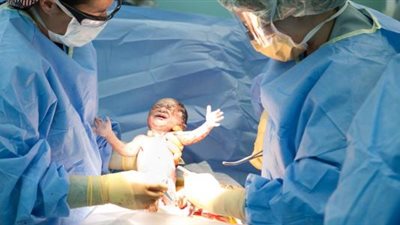 لأول مرة.. سيدة تنجب طفلة برحم مزروع
