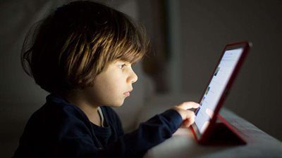 6 أضرار خطيرة لـ استخدام الأطفال الهواتف المحمولة لوقت طويل.. إليكِ الحلول