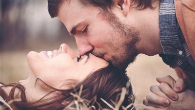 بالشرع.. الزوج ملزم بالغيرة على زوجته ومعاشرتها بالمعروف 