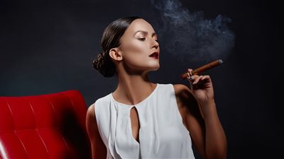 سر إثارة المرأة المدخنة للرجل أكثر من غيرها.. رأي العلم صادم!