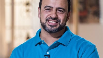 كيف يقضي العبد الصلوات الفائتة؟.. مصطفى حسني يُجيب