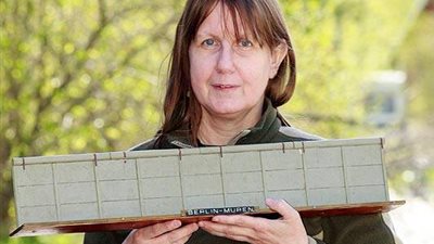 امرأة تتزوج جدار برلين وتكشف حقائق صادمة عن طريقة اجتماعهما على فراش واحد