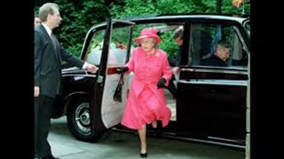 تعرفي علي السيارة الخاصة التي كانت تقودها الملكة إليزابيث الثانية