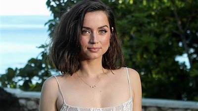 آنا دي أرماس تبكي بعد حصولها على جائزة «هوليوود الجديدة»