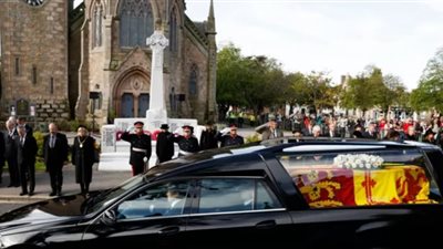 رحلة جثمان الملكة إليزابيث من قصر بالمورال إلى لندن.. صور