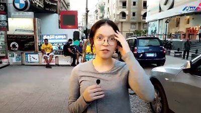 «خدام تحت رجليكي».. حكايات البنات عن أغرب رسائل السوشيال ميديا| فيديو