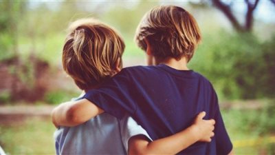 أخ يعثر على شقيقه بعد غياب 42 عامًا بسبب فيسبوك.. إليك التفاصيل