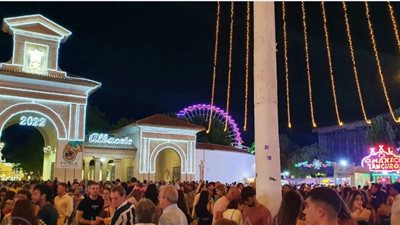 مهرجان البسيط.. احتفال الإسبانيات بالزي التقليدي حتى الفجر