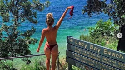 استمتعي من غير هدوم.. «خليج السيدات» في أستراليا تجربة ساحرة للسباحة بدون ملابس (صور)