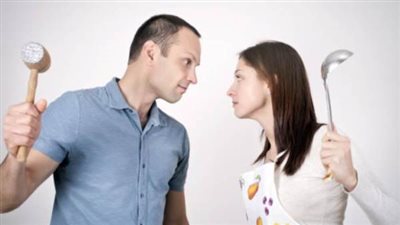 استشاري علاقات: «الست تقول حاضر للرجل بناءً على إيه؟»| فيديو