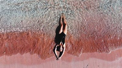 صور| إذا كنت تبحثين عن «الوردي».. شاطئ كومودو سيبهرك بـ«تنانينه» 