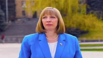 لين تريسي أول أمريكية مرشحة لهذا المنصب في موسكو