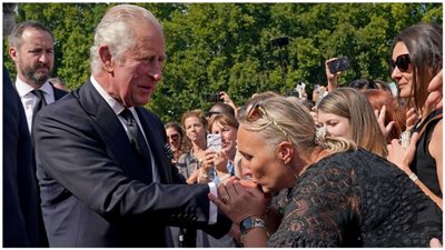 صور| بالقبلات.. الشعب البريطاني يستقبل الملك تشارلز