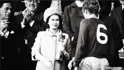 من تشجيع المطارق لتكريم بيكهام.. علاقة خاصة بين الملكة إليزابيث وكرة القدم