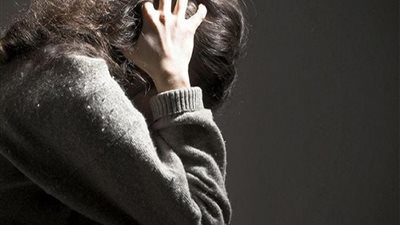 جحود أب.. عذب ابنته وألقاها في الشارع لإرضاء زوجته