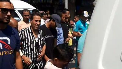  انهيار أحمد شيبة أثناء تشييع جنازة شقيقه في الإسكندرية (صورة)