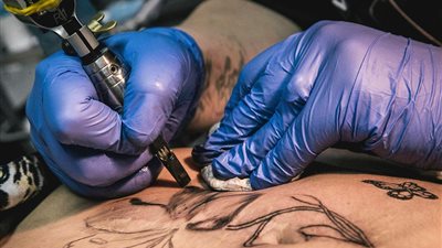 هل تحبين رسم الوشم على جسمك؟.. مخاطر لا تتخيليها