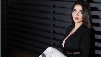 ريتا محمد بالأحمر الناري في أحدث جلسة تصوير