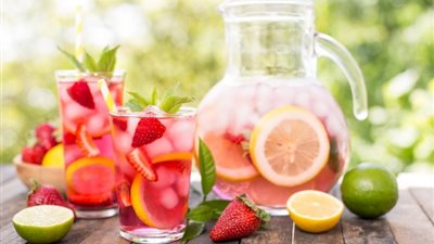 طريقة عمل موهيتو الفراولة والأناناس للتغلب على حر الصيف
