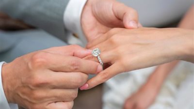 ما حدود العلاقة بين المخطوبين قبل عقد القران؟.. «الإفتاء» تجيبك