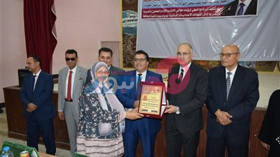 المرأة الوحيدة بين 8 إدارات.. تكريم حنان إسماعيل مدير إدارة شرم الشيخ التعليمية