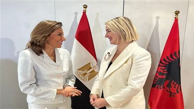 نيفين الكيلاني تحتفي بأعلام مصر تزين شوارع تيرانا